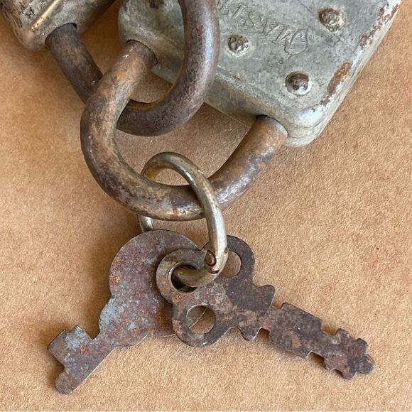 Vintage Rustic Rusty Decor Interlocked Mini Padlocks with Keys Set of 2 - Picture 6 of 16